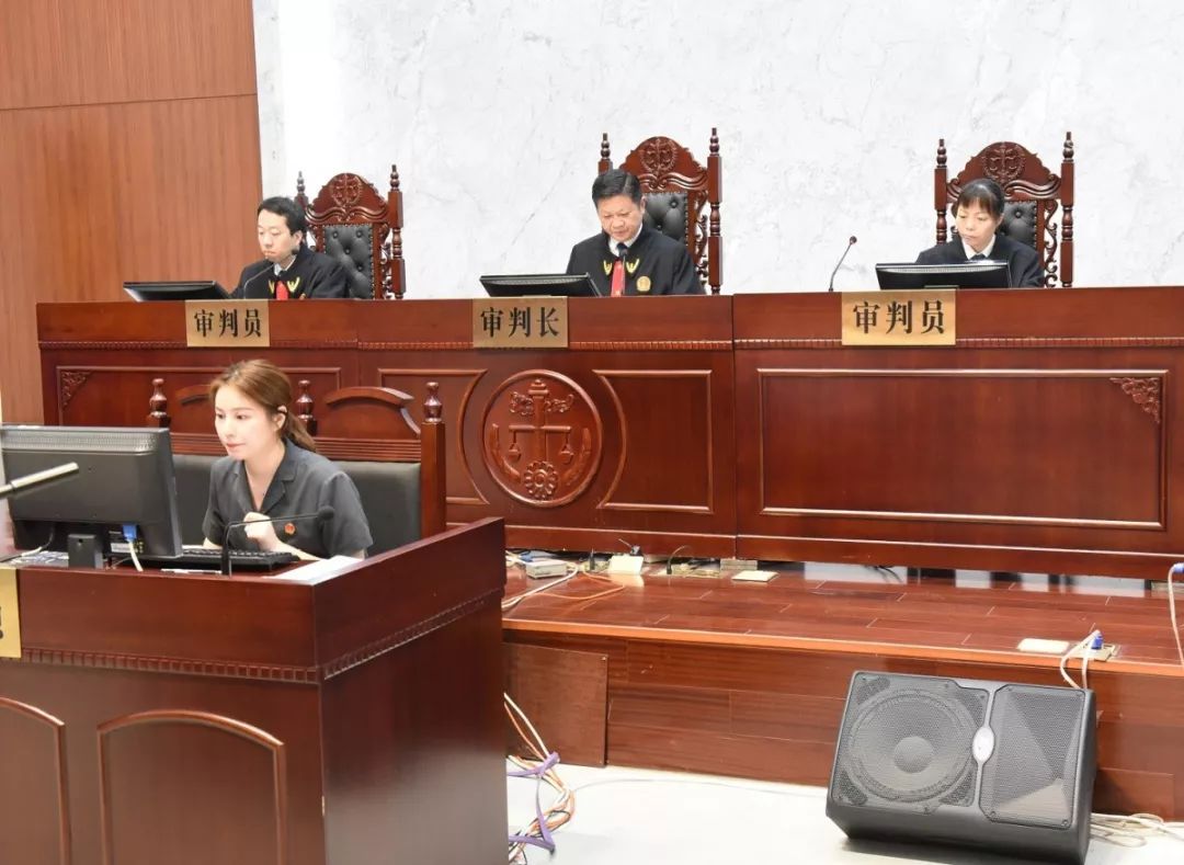 南通中院开庭审理一起六人特大埋雷式贩毒案女毒枭被控涉毒品近3公斤