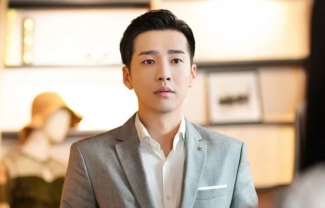 很多故事,只有青春里才会出现,比如,为了爱情什么都不管不顾,比如韩东