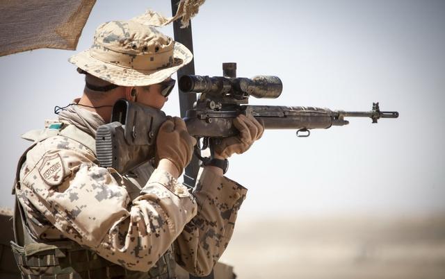 45毫米的ak-74m和rpk-74机枪很难压制藏身街巷中的车臣叛军,于是俄军