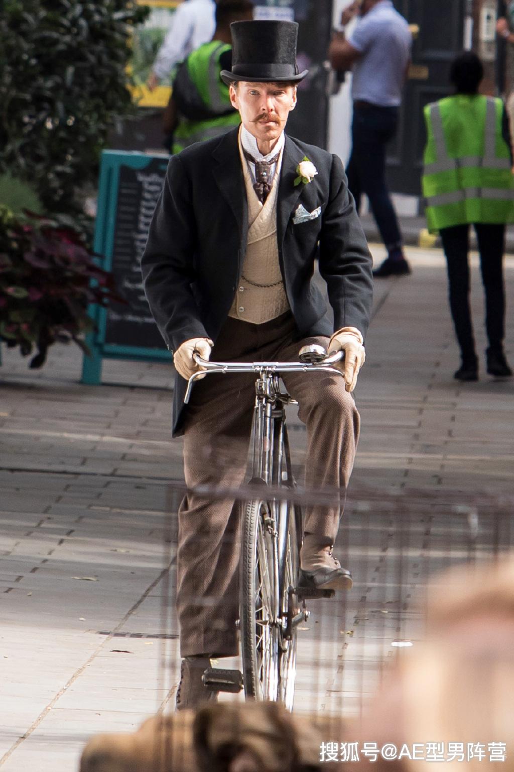 奇异博士本尼片场照曝光超级英雄戴小礼帽变身撸猫画家