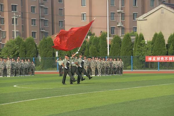 南莫中学2019级高一新生军训闭营仪式成功举行