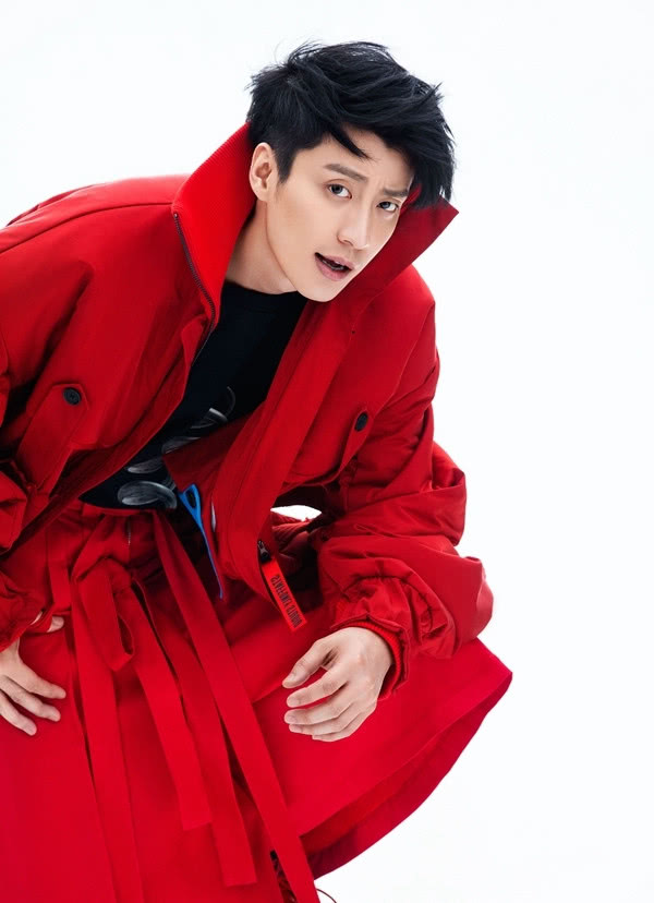 乔任梁侧颜杀气场高冷红衣似火潮范十足