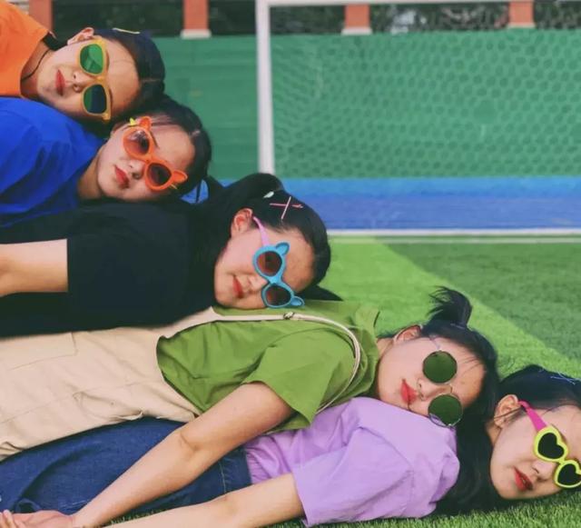 今年流行这些拍照姿势摆对了瘦十斤