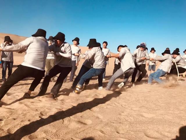 沙漠中的团建烈日下的竞技夕阳下的美食星空下的烟火