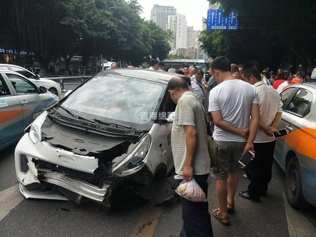 绵阳临园路昨天发生事故!