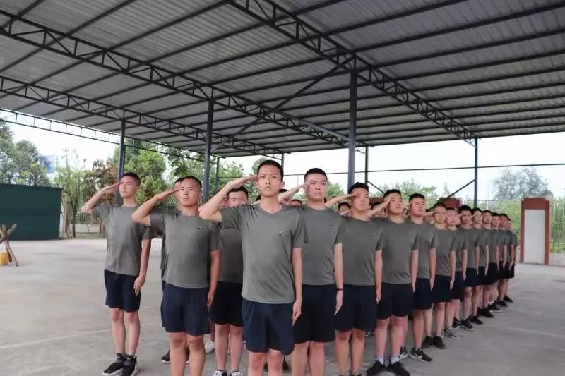 熱浪灼人依舊驕陽似火夏末秋初集合出操,站軍姿,練隊列向前看,齊步走