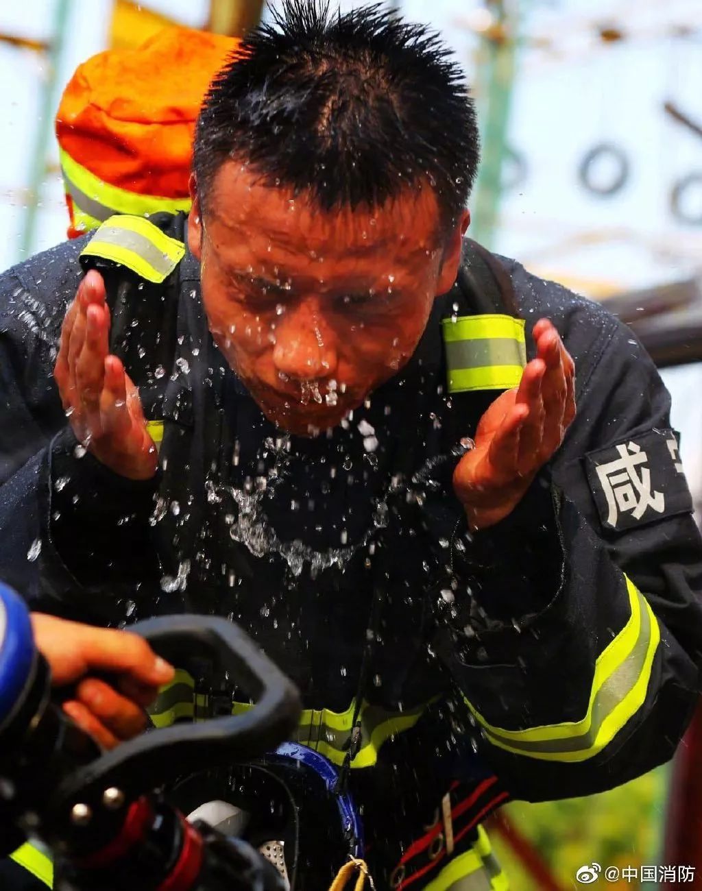 什么叫挥汗如雨看看这一幕就明白了