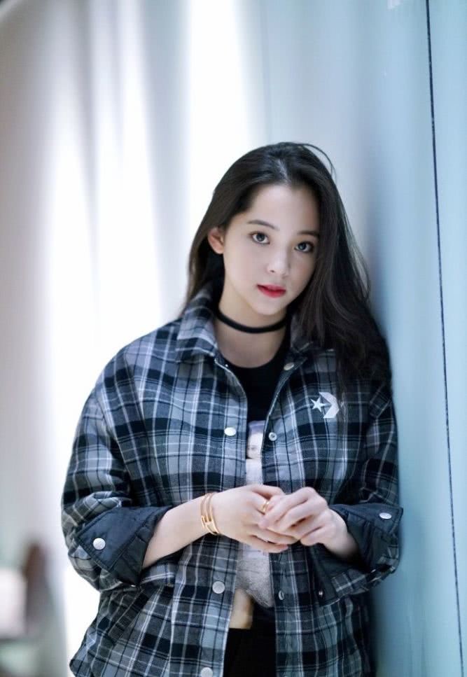 欧阳娜娜"神仙"人生!与权志龙亲密合照,又被比伯点赞,我酸了