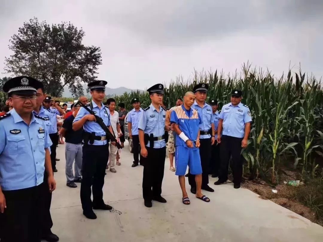 永城芒山抢劫犯嫌疑人指认作案现场上百人围观