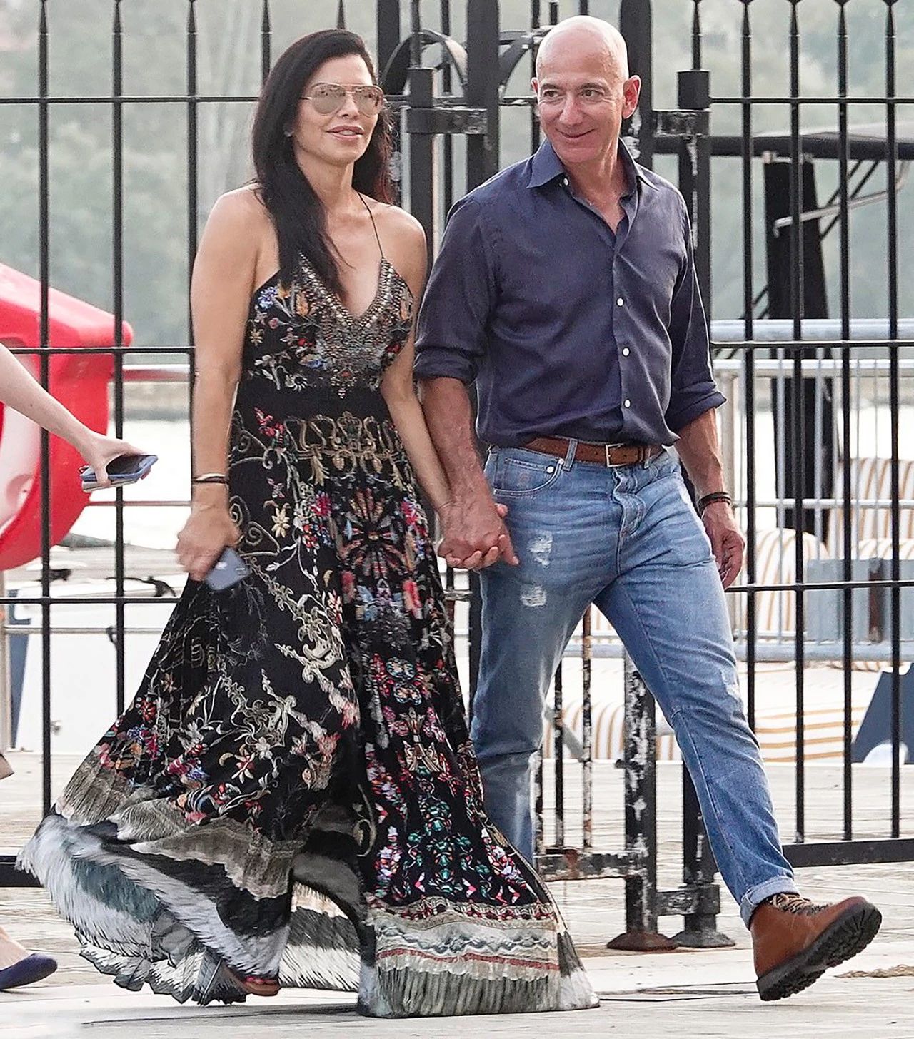 从外表来看,劳伦·桑切斯并算不上一位美女,年龄也没有优势,特别是一