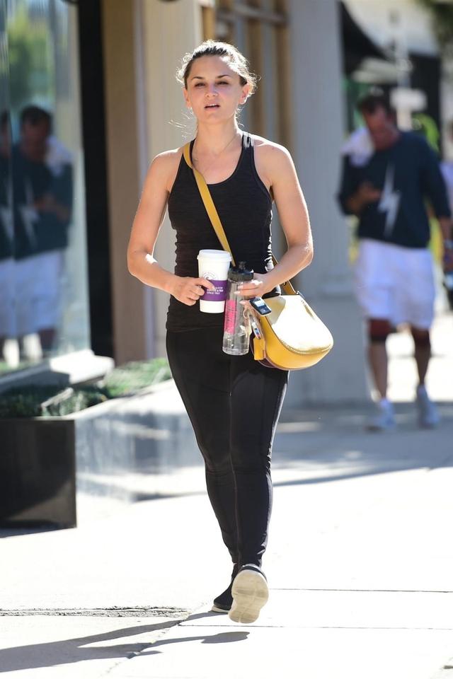 女星瑞切尔·蕾·库克(rachael leigh cook)身着一袭黑色紧身运动装