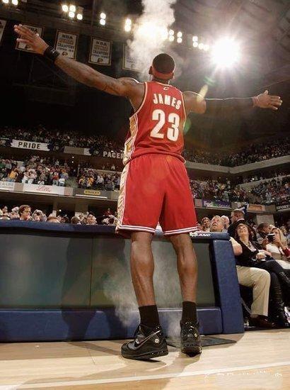 詹姆斯小腿看起来就有满满的爆发力退役后的科比虽然身材发福,不过在