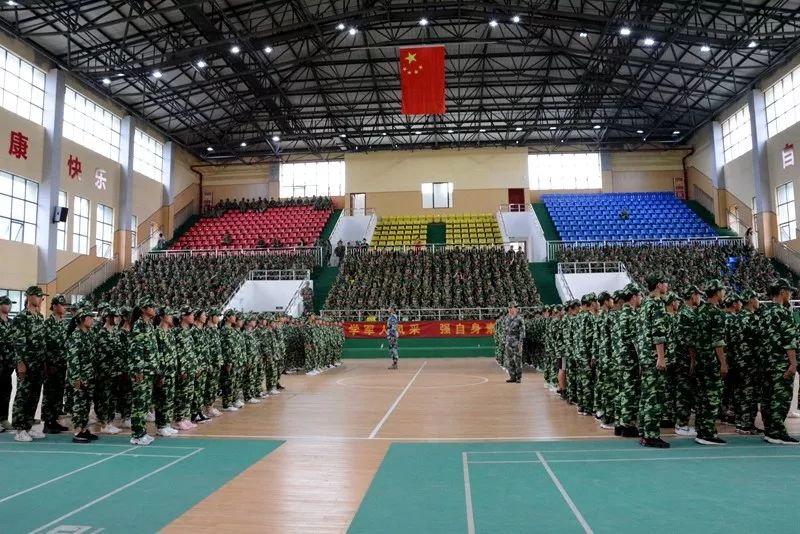 震撼了船寮高中举行新生军训成果汇报暨表彰大会