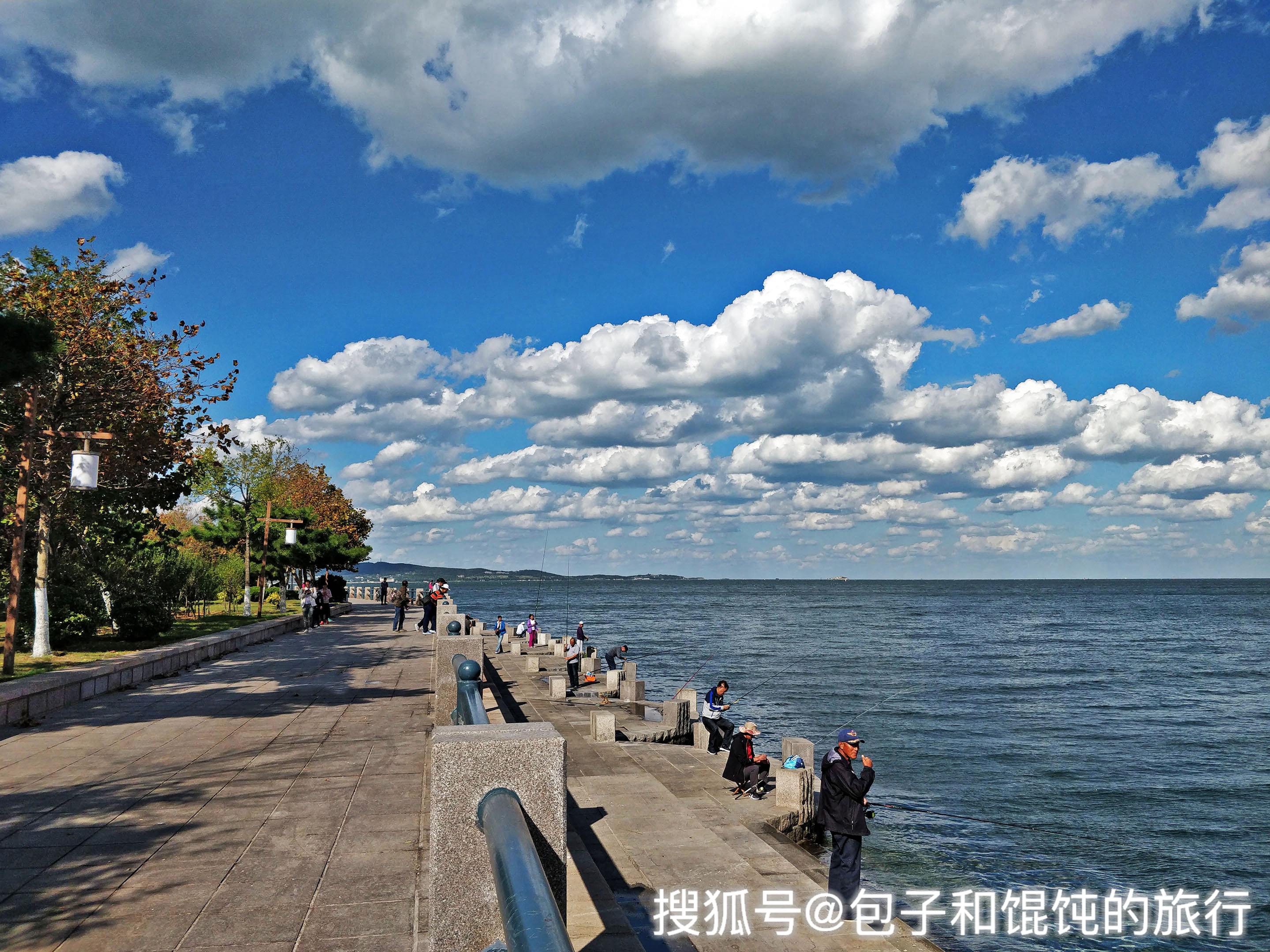 1/ 12 威海在山東半島最東端,它三面環海,與朝鮮半島隔海相望.