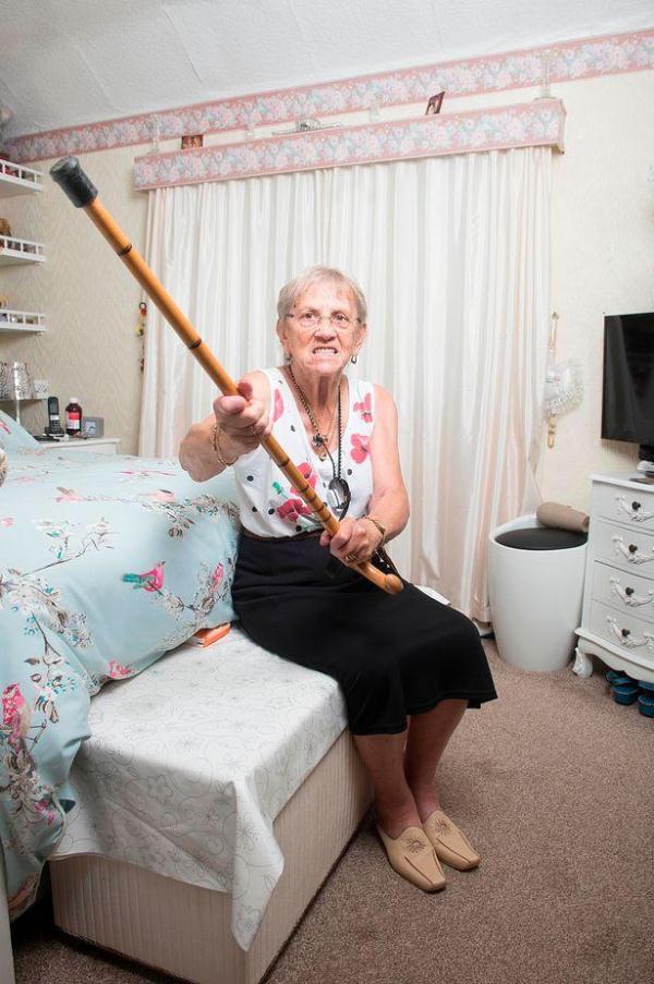 举着拐棍猛追入室蒙面盗贼英国78岁老太太下回还这么干