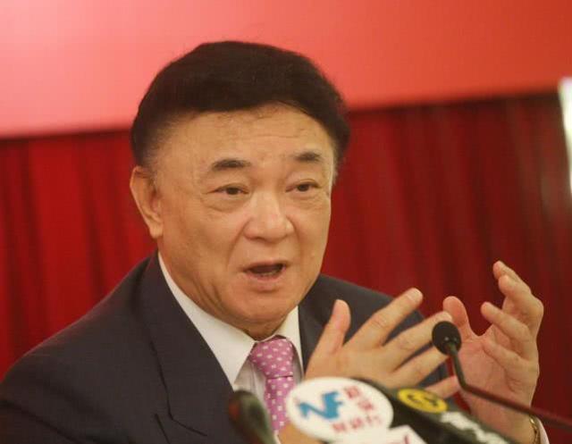 罗鹰石的父亲早年去泰国发展,成为了当地的富商.