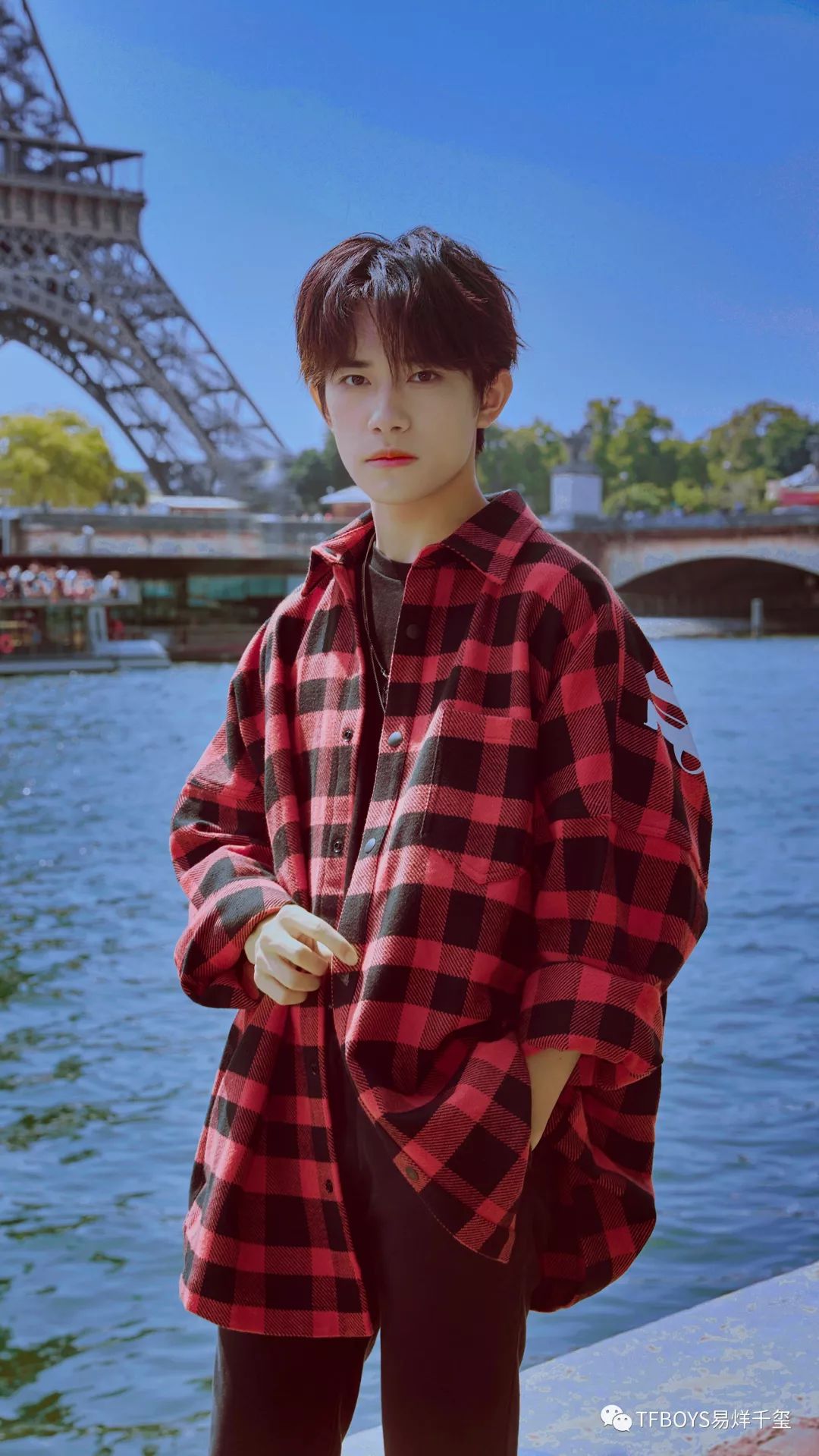 一眼万年易烊千玺巴黎之旅写真在埃菲尔铁塔旁惬意放空好浪漫
