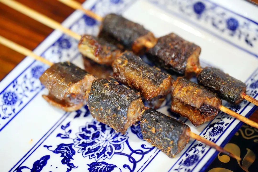油润的鳝鱼皮散发出焦香据说它现在可是网红食品烤黄鳝段儿可是头回吃