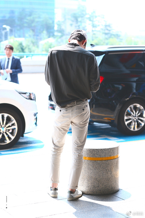 肩宽腰窄的吴世勋,完全身材纤瘦的冷美男形象