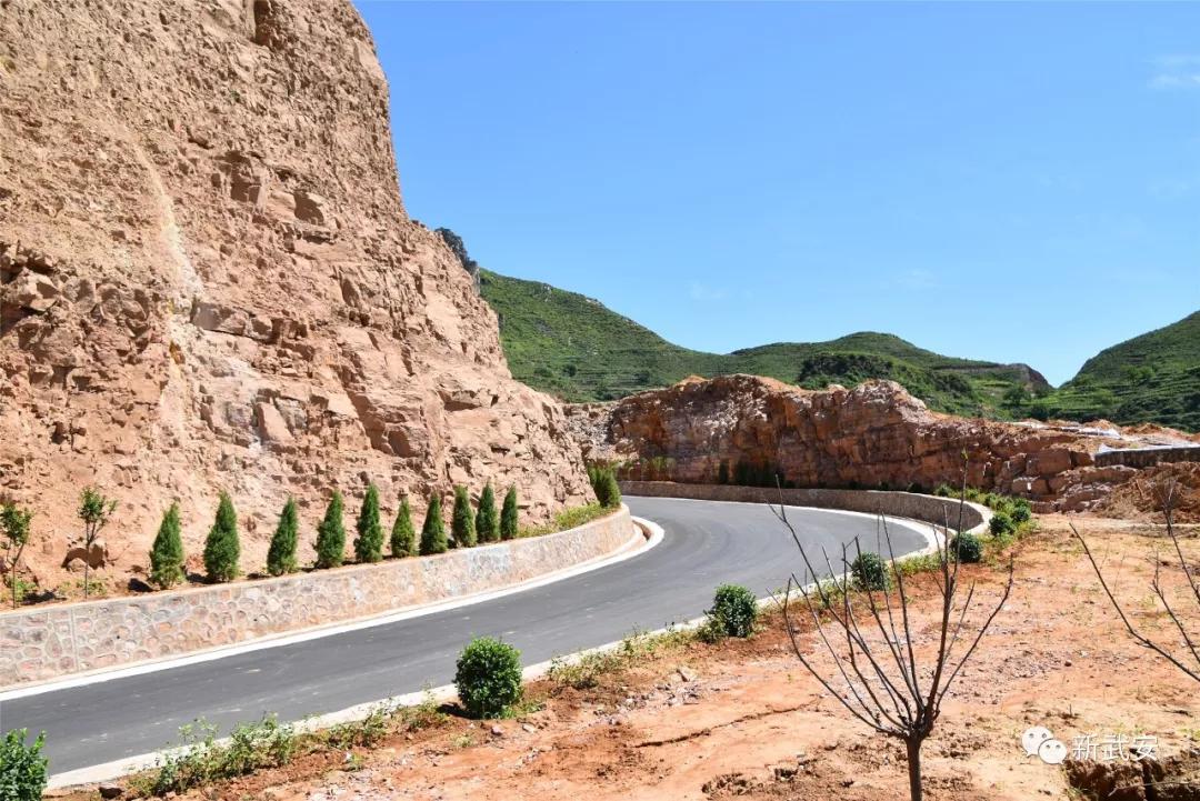 又是一个天蓝气清的金秋更多原生态农产品将走进千家万户更多沿途美景