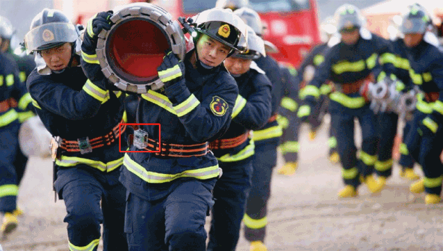 消防员呼救器消防员灭火防护服就不用多说了,大家都经常在电视或者在