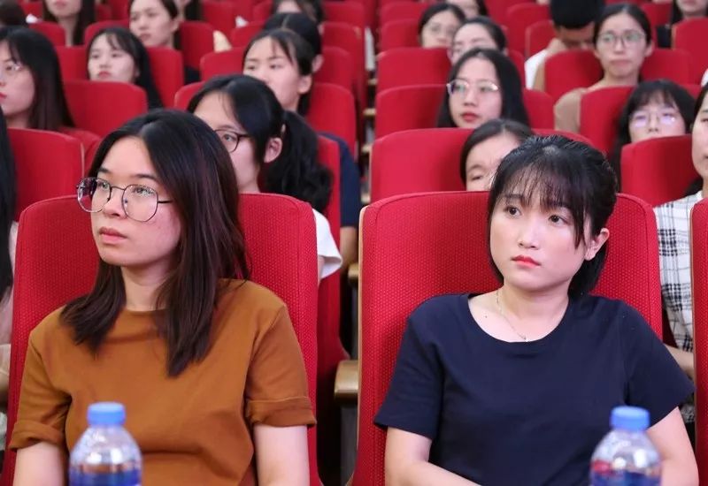 学习先进 催人奋进——首场高至凡老师先进事迹报告会举行