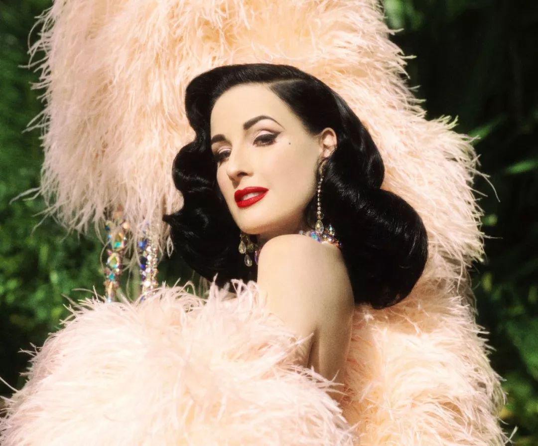 但dita不断尝试多种造型多种发色,直到确定黑色大波浪复古长卷发,烈焰