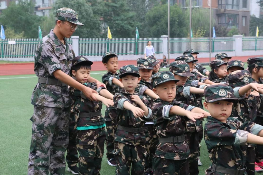 砺炼意志,飞扬风采——御景小学一年级"新兵"前来报到!_军训
