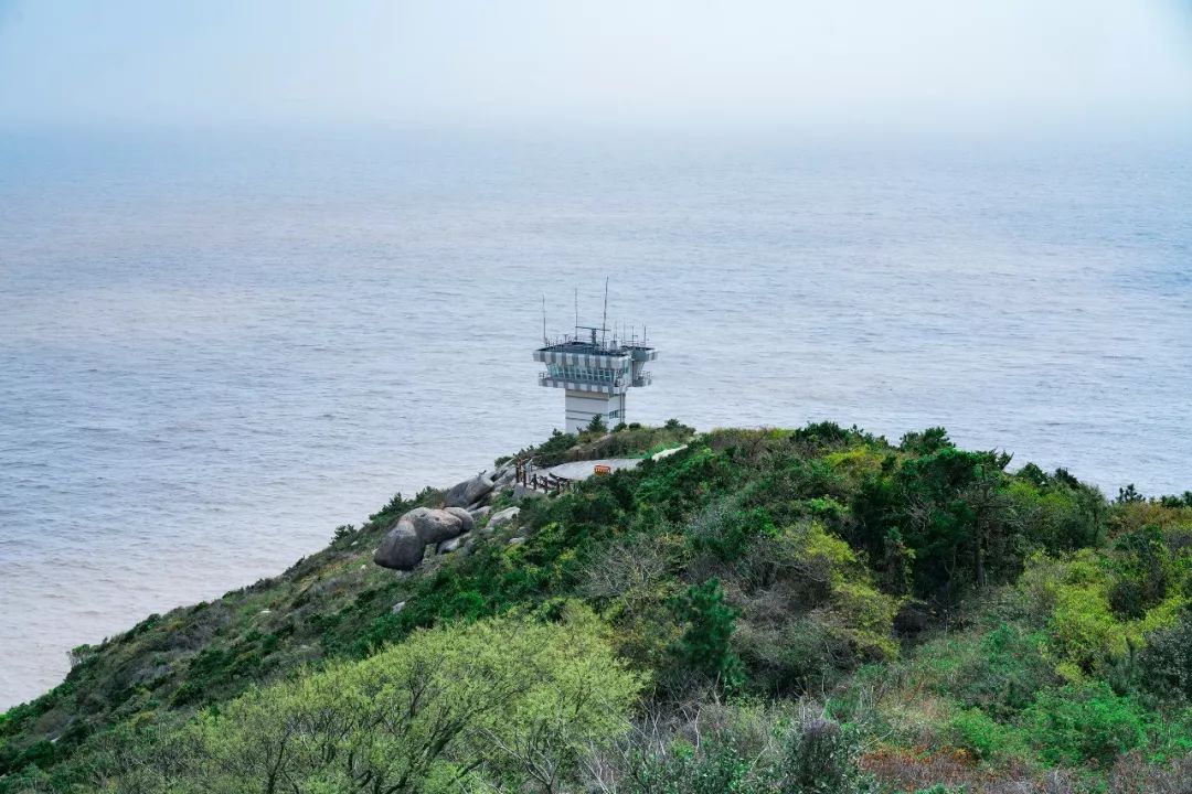 或登高远眺,或者攀爬静坐,面朝大海背倚青山,顿感沧海一粟的渺小感