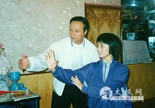 曾乃梁指导学生林秋萍