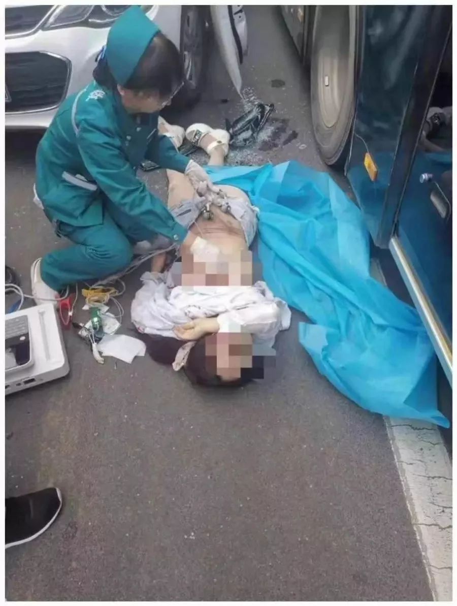 刚下车,女司机就被碾压!视频拍下最后瞬间