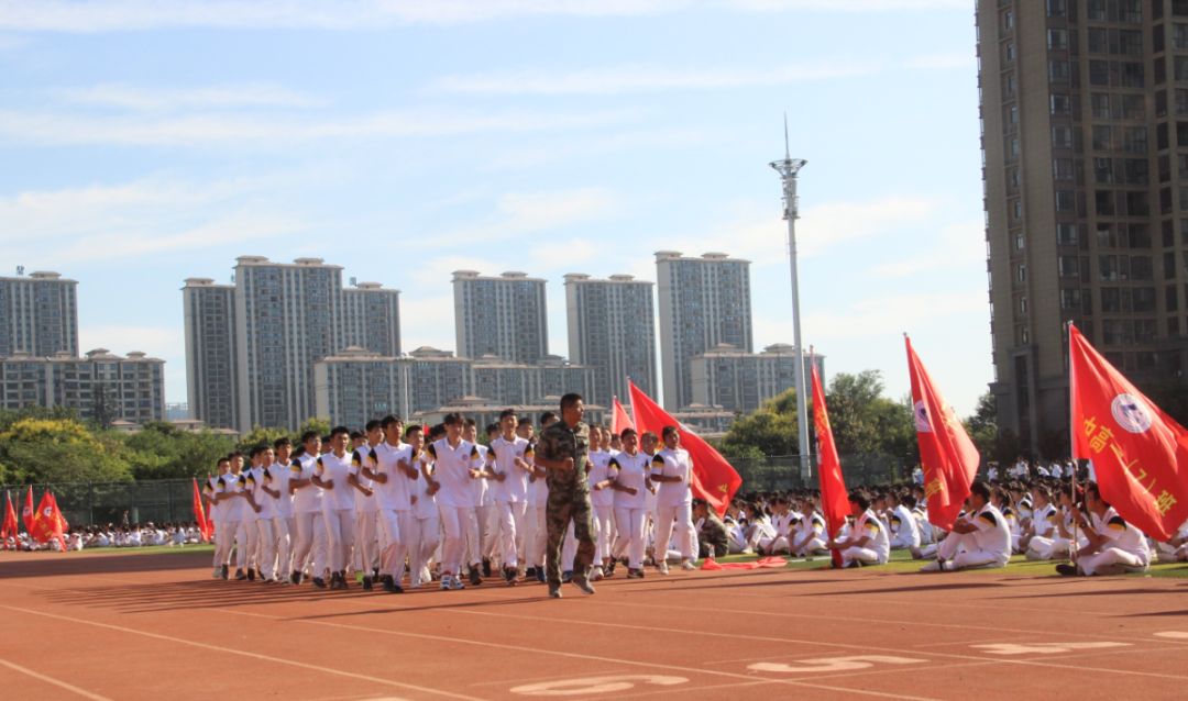 昨天,臨泉二中操場上,3100多名高一新生帥爆了!