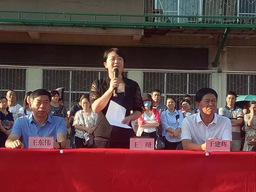 初中部执行校长王珊对学生们的精彩表现给予了充分的肯定,她希望同学