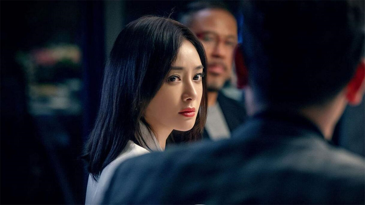 秦岚又一新剧杀青,脱下古装饰演女强人,男主是我们的老熟人