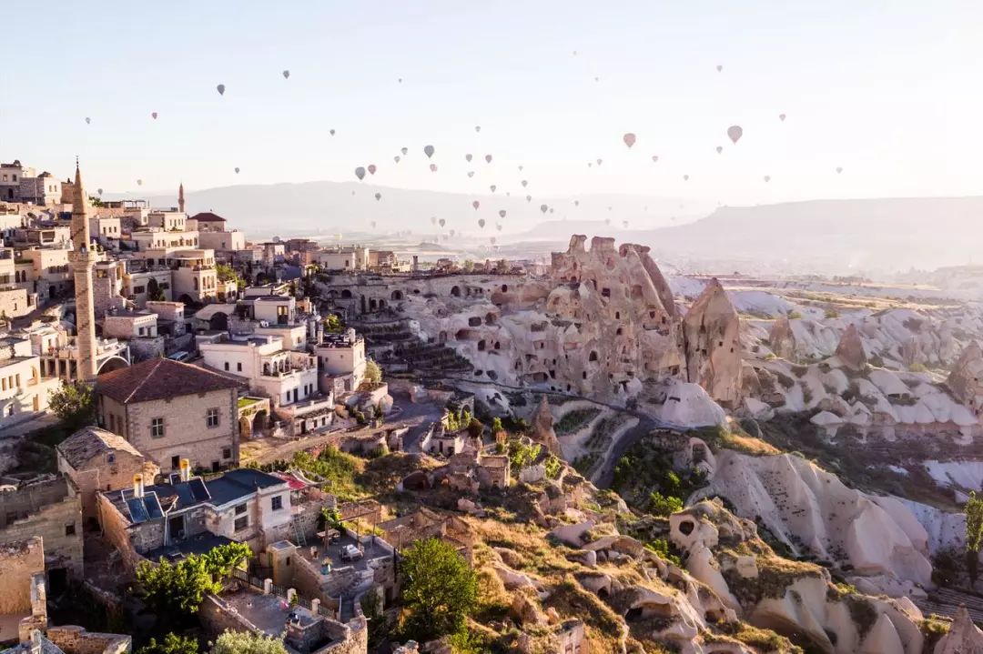 土耳其——argos in cappadocia透过客房高大明亮的落地窗目睹暴雨天