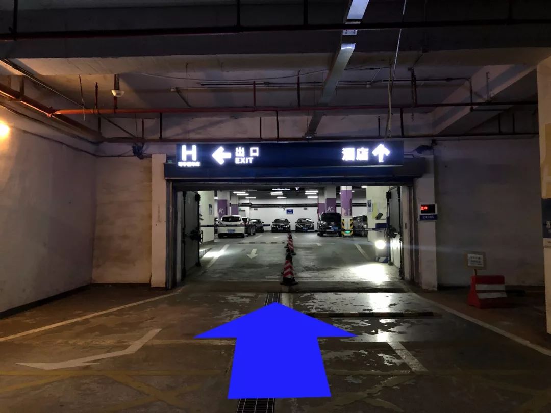 步行到"酒店专用停车场"(k区)根据指示牌找到相应电梯间乘坐电梯到2层