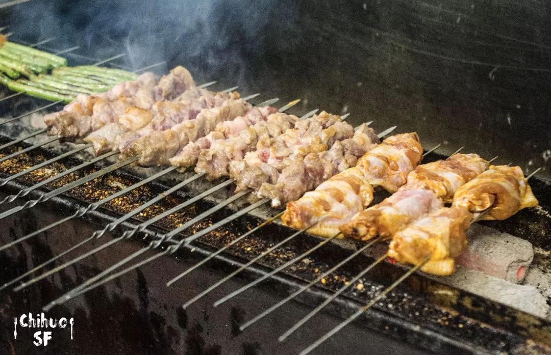 公关部推送在湾区发现一家东北烤串店炭火烤羊肉串糯香猪蹄大碗儿冷面