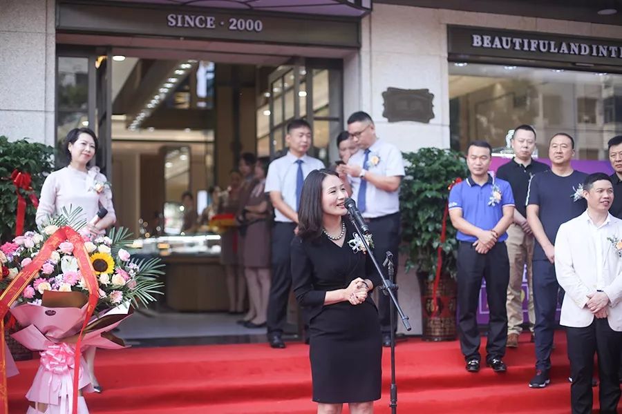 金大福开业店庆剪彩金大福选址在德银一楼,店庆开始,舞狮表演,热烈的