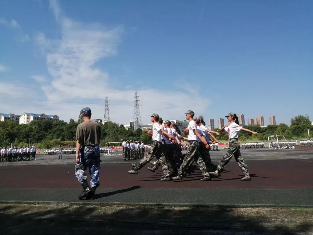 军训特辑|同学,你同手同脚了