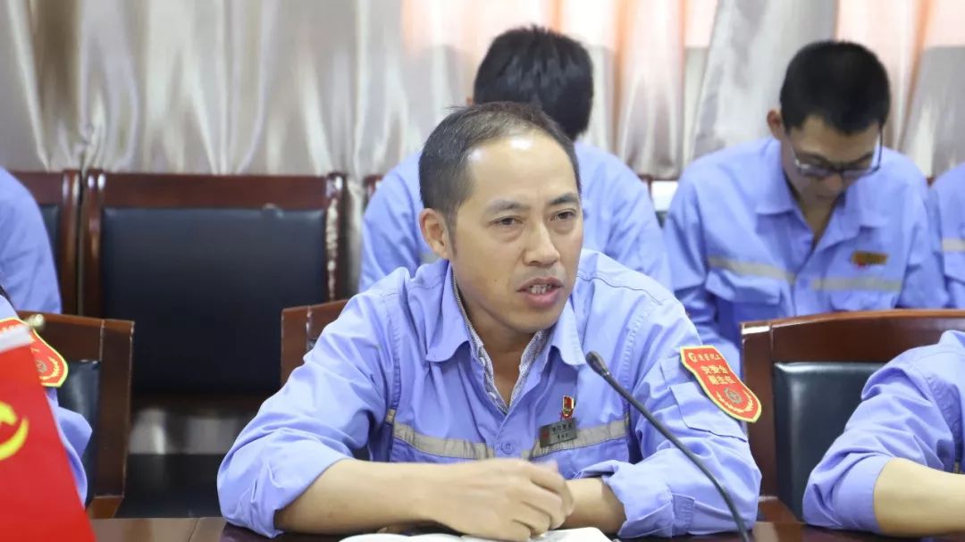 2018年度集团优秀班长季醇分厂邓永平,磷铵分厂曹传林,氯碱分厂马俊