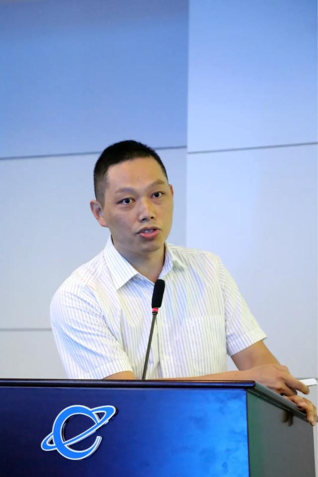 邓卫华表示:"我们以太阳能,风能为常备能源,电池为后备能源,柴油发电