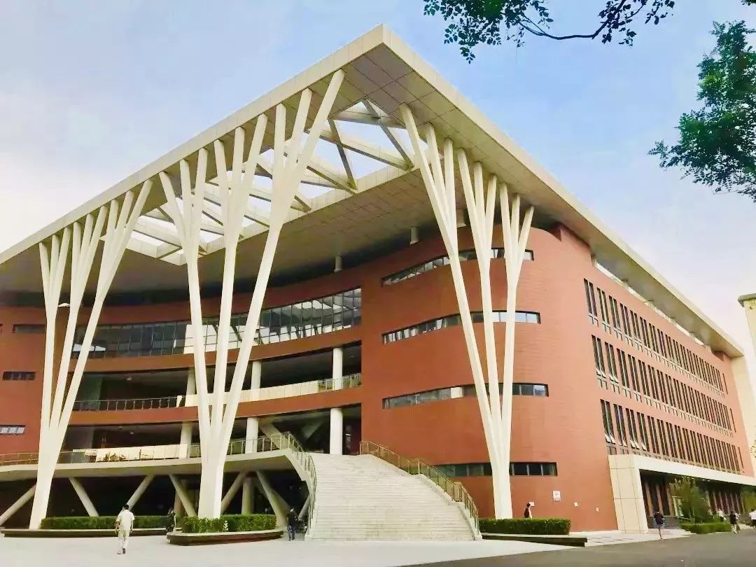 east东区餐饮大楼位于田径场和田家炳体育馆的南边.