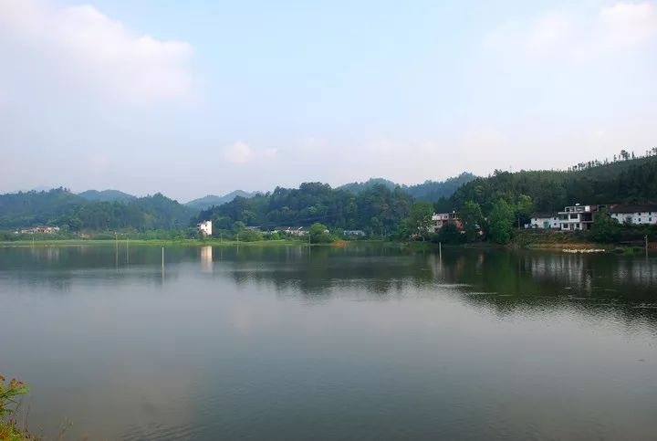 陽明湖溼地公園網紅蕩蕩橋橋上遠眺可總有些東西是帶不走的,隨著時間