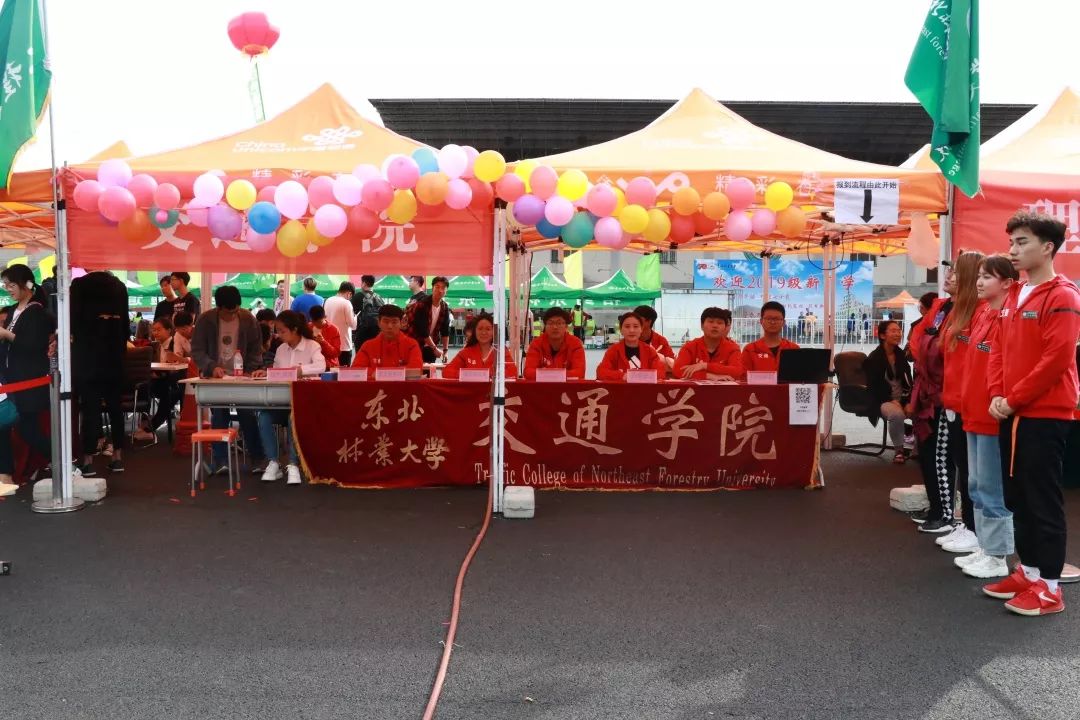 学长学姐们早早地在"小帐篷"下等候快看迎新场地分为新老校区两个今年