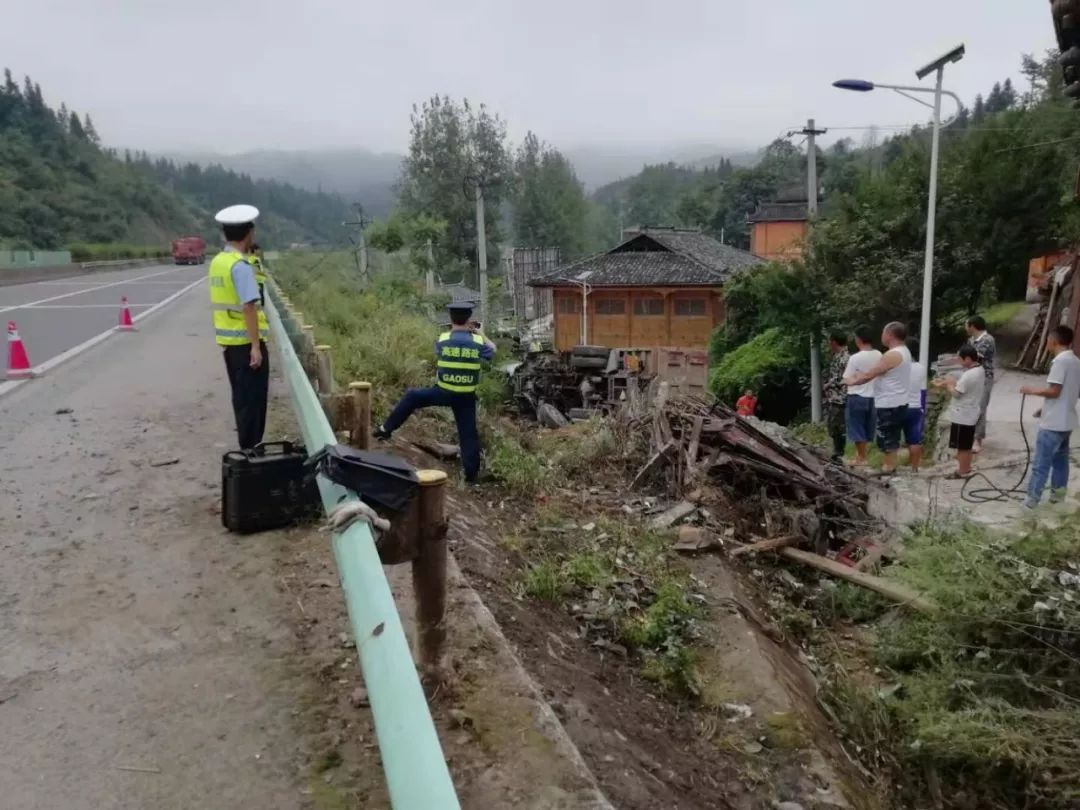 滬昆高速發生車禍車輛沖垮護欄翻下路坎兩人受傷