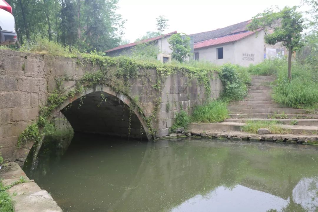 修复前修复后位于嘉鱼县官桥镇大牛山村7组魏家湾的下舒桥,主桥长16.