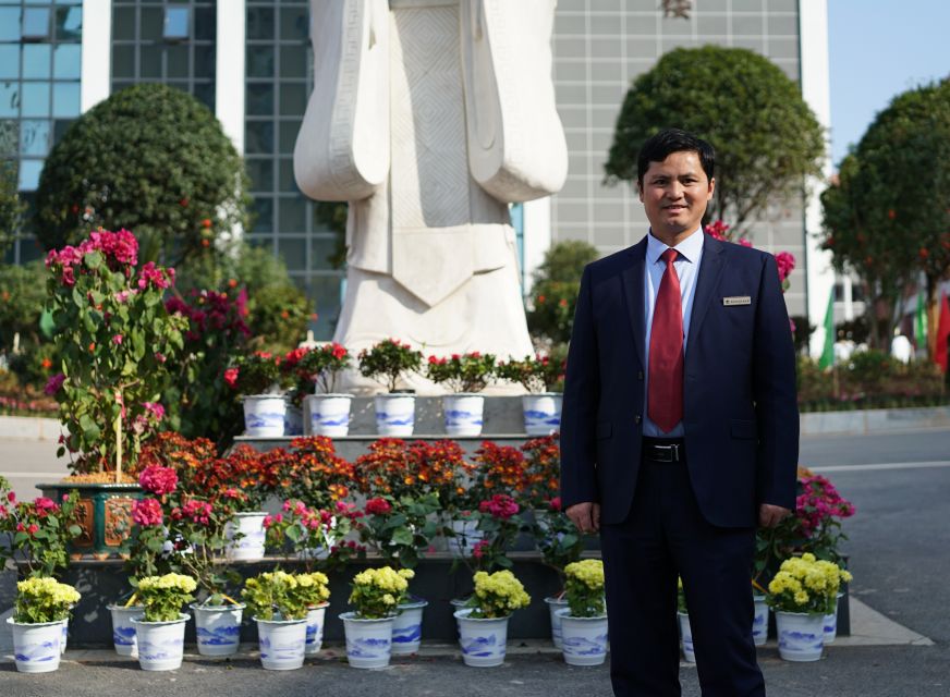 中共党员,大学本科学历,中学一级教师.