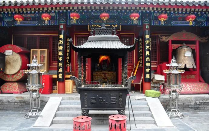 隐在高楼里的精致小庙吕祖宫