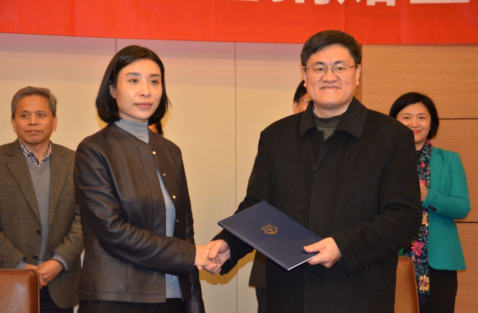 原创4岁丧父22岁丧夫在男人堆里缠斗了20年如今账上躺着146亿