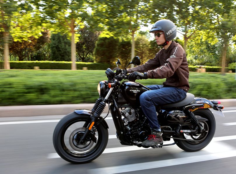 定义都市巡航实拍bobber风格的轻骑大韩gv300s